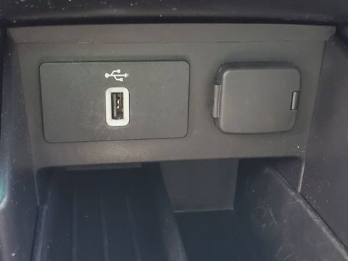 Used 2018 Ford Explorer XLT w/ Equipment Group 202A FWD image 22