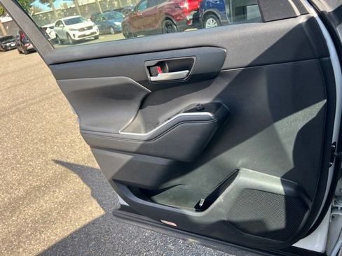 Used 2021 Toyota Highlander XLE image 15