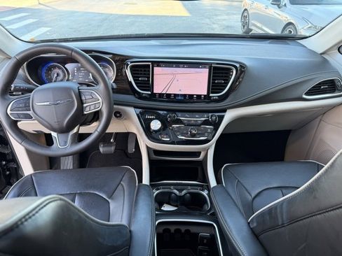Used 2023 Chrysler Pacifica Limited image 17