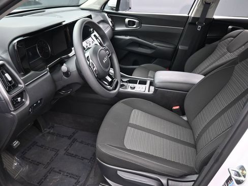 Used 2023 Kia Sorento LX image 10