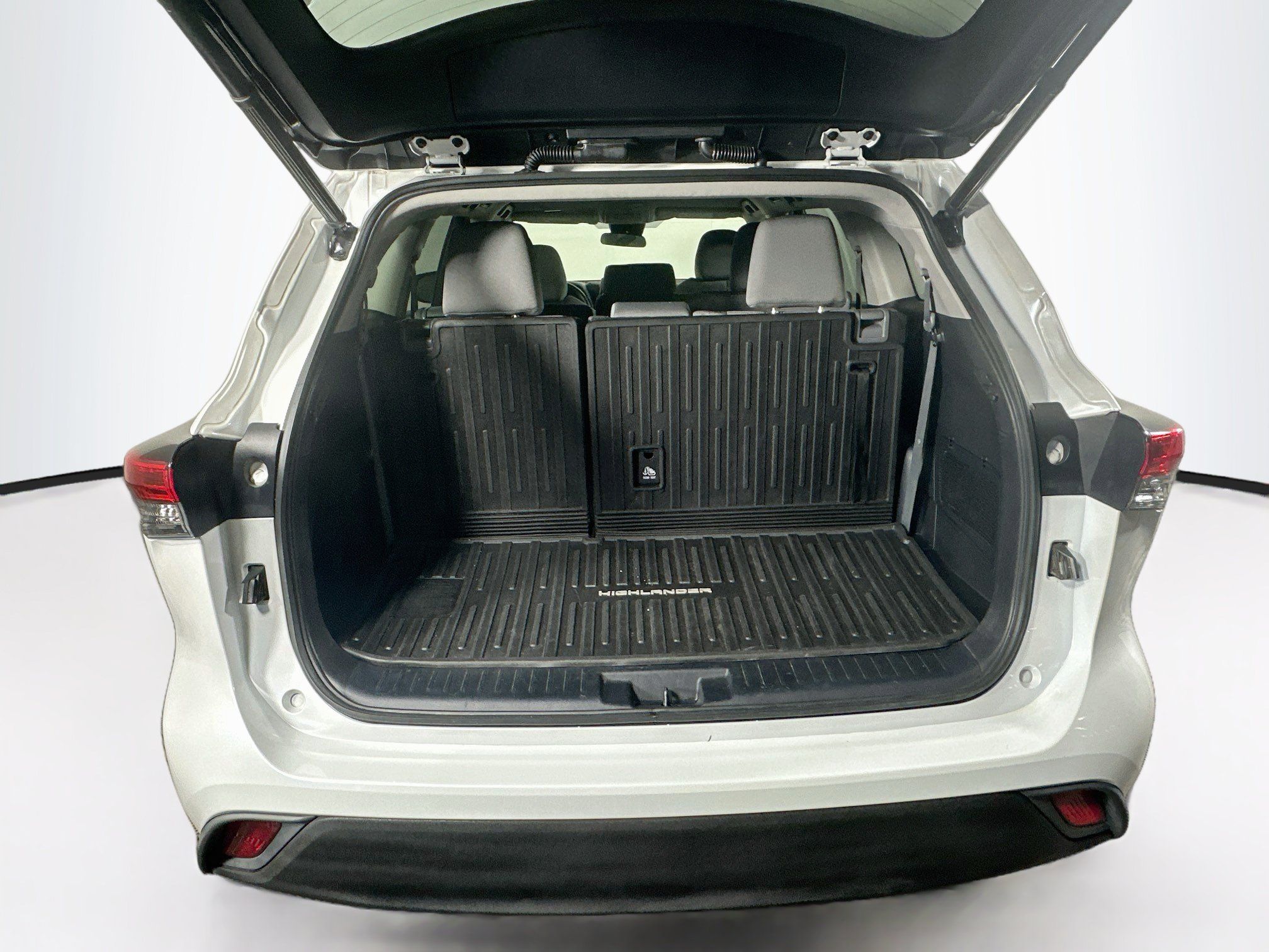 Used 2022 Toyota Highlander LE FWD image 29