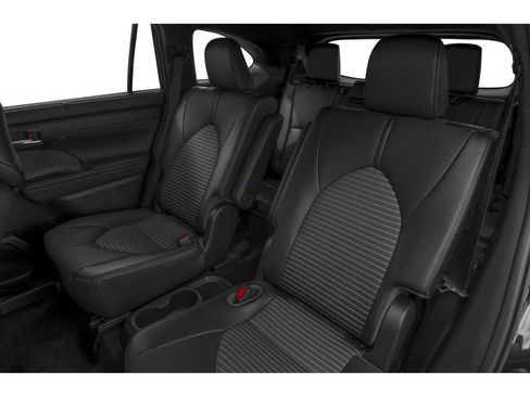 Used 2022 Toyota Highlander XLE AWD/4WD image 11