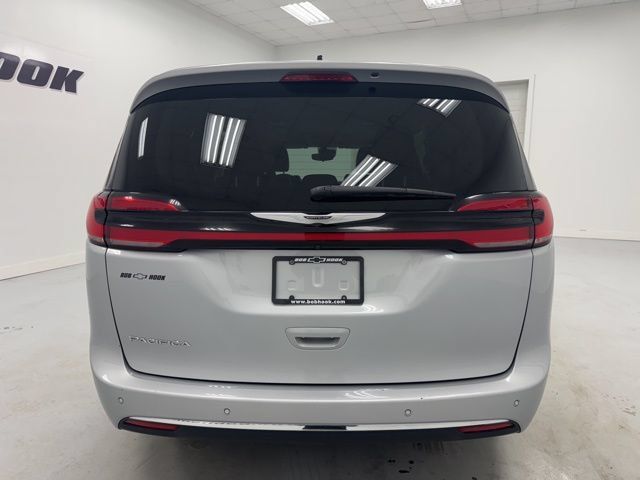 Used 2023 Chrysler Pacifica Touring-L FWD image 6