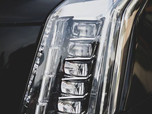 Used 2018 Cadillac Escalade ESV Base image 4