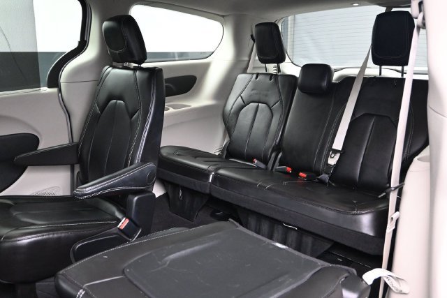 Used 2024 Chrysler Pacifica Touring-L FWD image 19