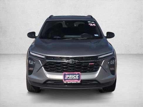 Used 2024 Chevrolet Trax RS w/ Sunroof Package FWD image 2