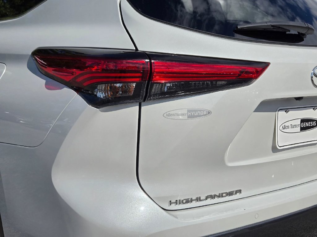 Used 2023 Toyota Highlander Limited FWD image 7