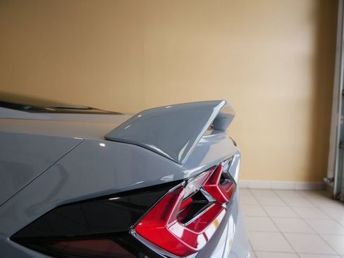 Used 2024 Chevrolet Corvette Stingray Premium Cpe w/ Z51 Performance Package image 7