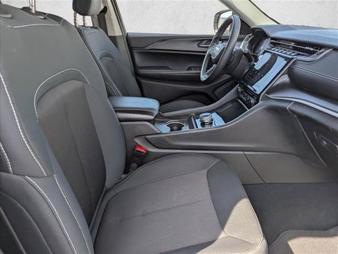 Used 2024 Jeep Grand Cherokee Laredo AWD/4WD image 26