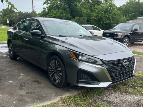 Used 2025 Nissan Altima 2.5 SV FWD image 5