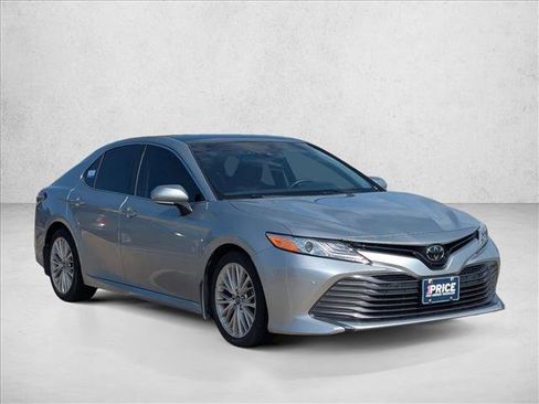 Used 2018 Toyota Camry XLE FWD image 3