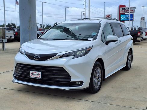 Used 2026 Toyota Sienna XLE FWD image 3