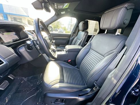 Used 2023 Land Rover Discovery Metropolitan Edition image 21