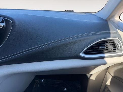 Used 2022 Chrysler Pacifica Touring-L FWD image 26