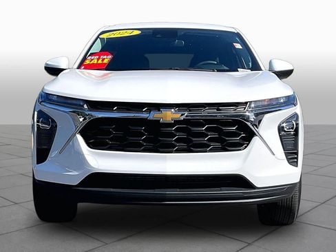 Used 2024 Chevrolet Trax LS w/ LS Convenience Package FWD image 4