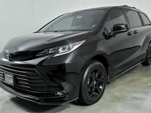 Used 2025 Toyota Sienna XLE Woodland Edition AWD/4WD image 5
