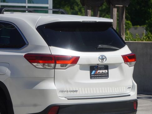 Used 2019 Toyota Highlander LE AWD/4WD image 5