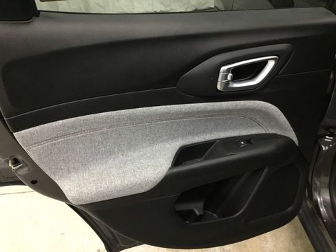 Used 2022 Jeep Compass Latitude AWD/4WD image 27