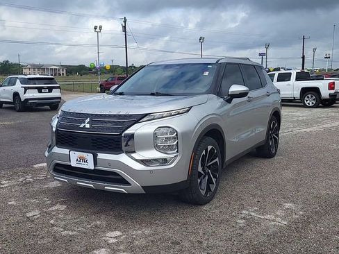 Used 2024 Mitsubishi Outlander FWD image 3