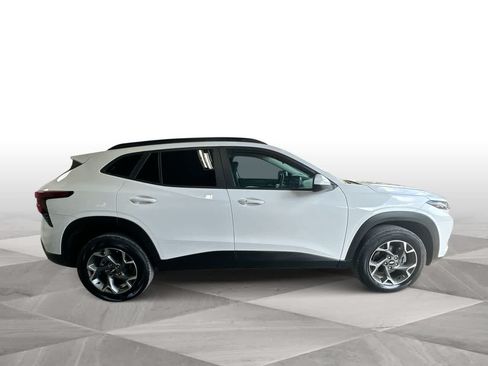 Used 2025 Chevrolet Trax LT w/ LT Convenience Package FWD image 9