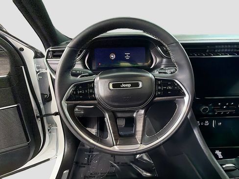 Used 2023 Jeep Grand Cherokee Overland w/ Luxury Tech Group IV AWD/4WD image 13