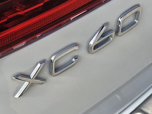 Used 2023 Volvo XC60 T8 Plus w/ Climate Package AWD/4WD image 18