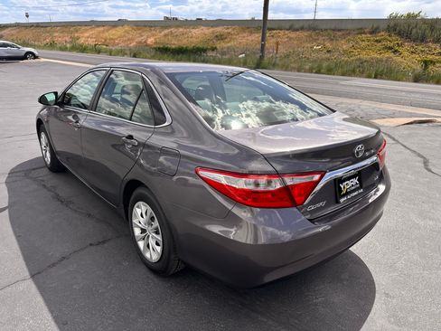 Used 2016 Toyota Camry LE FWD image 4