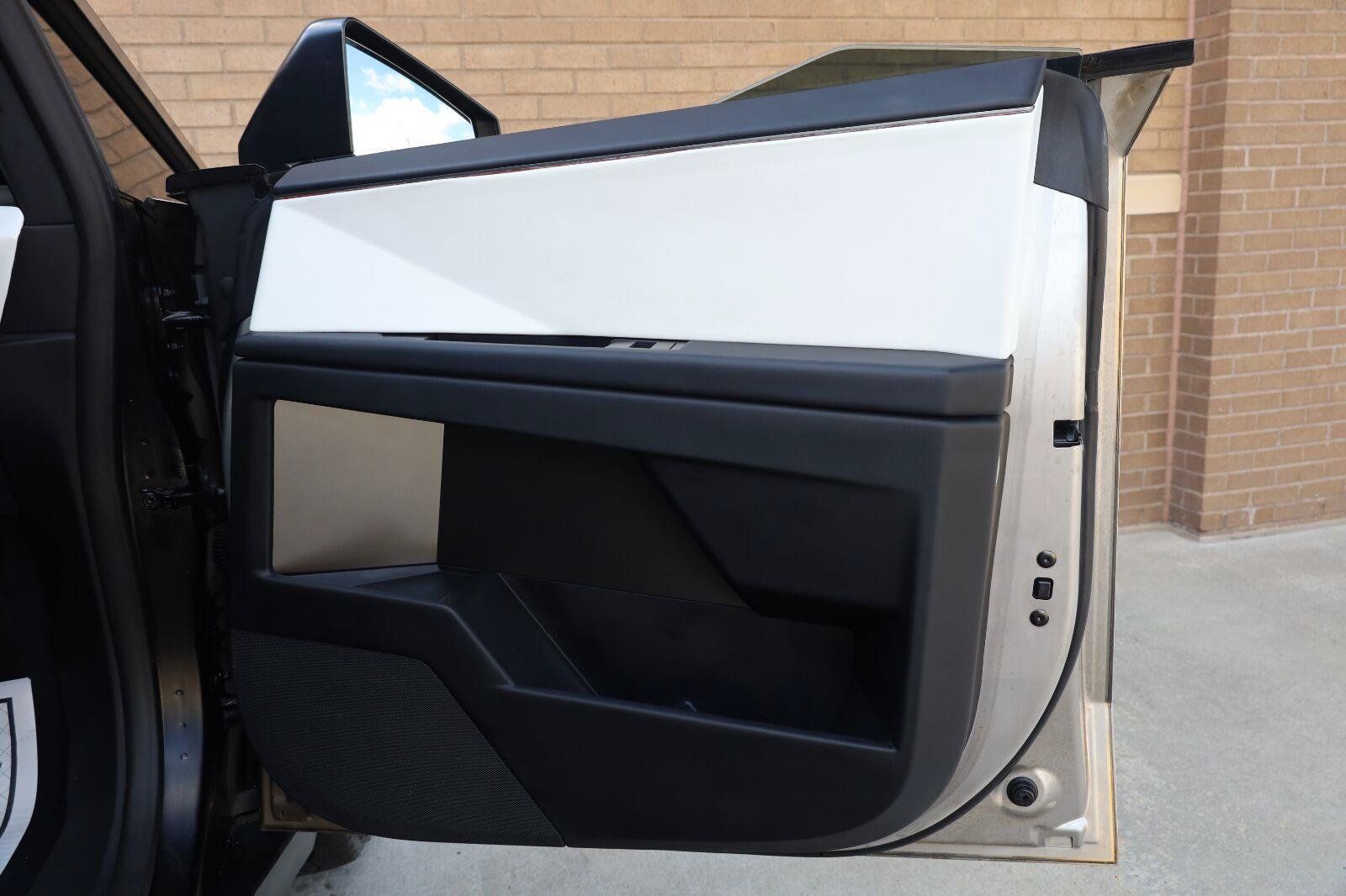 Used 2024 Tesla Cybertruck AWD Crew Cab image 28