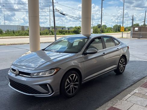 Used 2025 Volkswagen Jetta SE FWD image 1