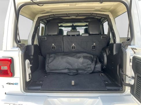 Used 2022 Jeep Wrangler Unlimited Sahara AWD/4WD image 32
