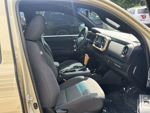 Used 2017 Toyota Tacoma TRD Off-Road w/ Tow Package AWD/4WD image 9