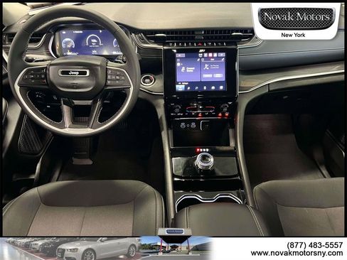 Used 2023 Jeep Grand Cherokee Laredo image 15