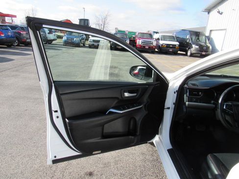 Used 2017 Toyota Camry SE w/ Moonroof Package image 13