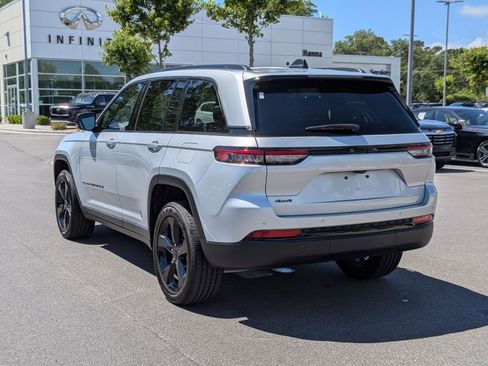 Used 2025 Jeep Grand Cherokee Altitude AWD/4WD image 5