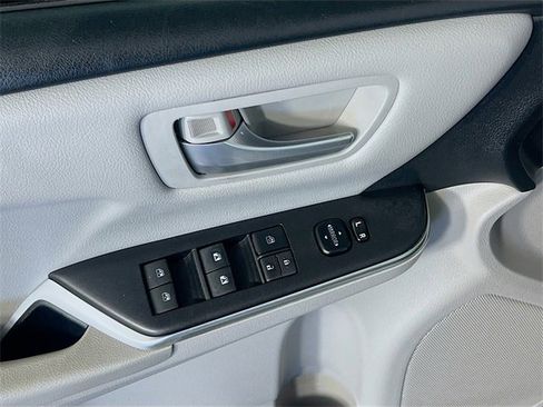 Used 2017 Toyota Camry SE image 11