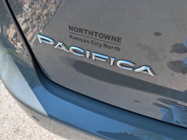 Used 2022 Chrysler Pacifica Touring-L w/ Uconnect Theater Family Group FWD image 22