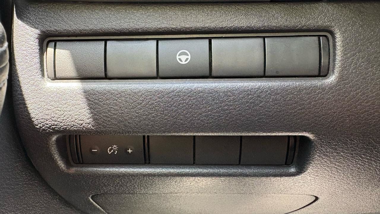 Used 2022 Nissan Rogue SV FWD image 17
