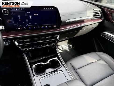 Used 2025 Chevrolet Traverse Z71 AWD/4WD image 21
