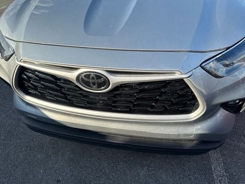 Used 2022 Toyota Highlander XLE AWD/4WD image 3
