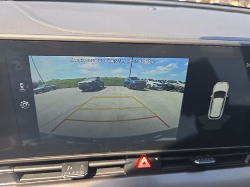 Used 2025 Kia Sportage EX FWD image 25