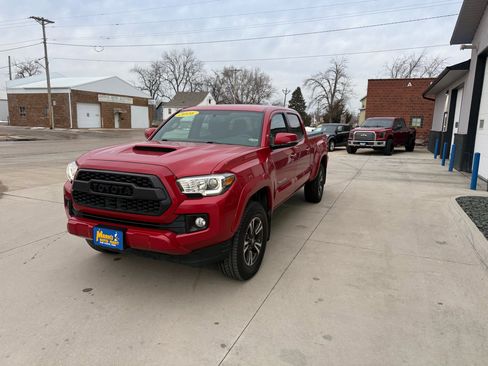 Used 2016 Toyota Tacoma SR5 image 3