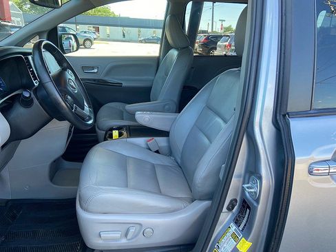 Used 2017 Toyota Sienna XLE FWD image 9