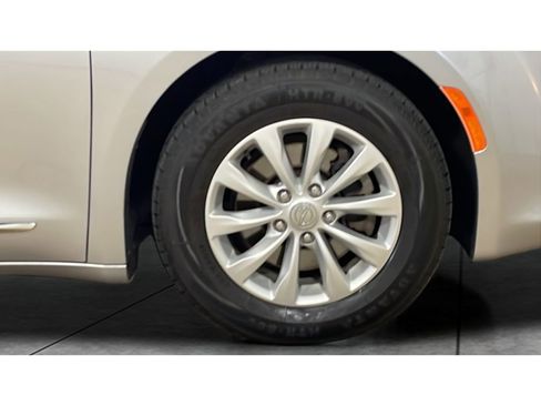 Used 2017 Chrysler Pacifica Touring-L FWD image 21