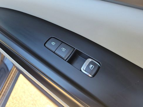 Used 2022 Kia Carnival LX image 11