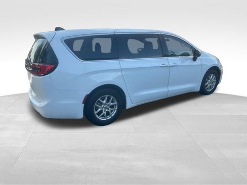 Used 2023 Chrysler Pacifica Touring-L FWD image 23