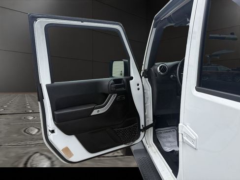 Used 2018 Jeep Wrangler Unlimited Sahara AWD/4WD image 17