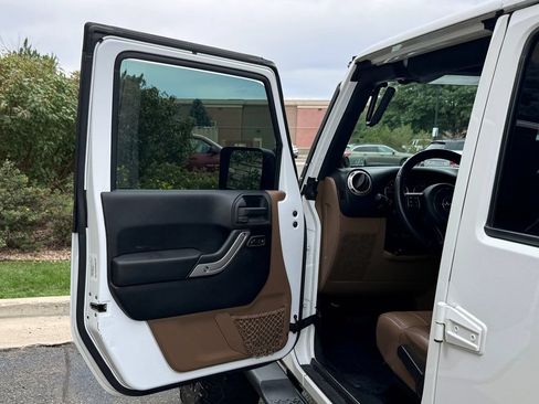 Used 2012 Jeep Wrangler Unlimited Sahara w/ Connectivity Group AWD/4WD image 15
