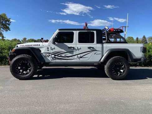 Used 2020 Jeep Gladiator Rubicon image 2