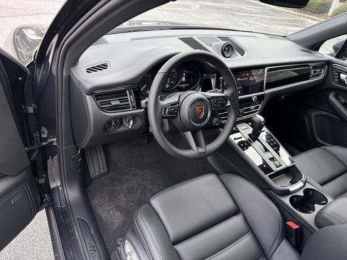 Certified 2026 Porsche Macan AWD/4WD image 4