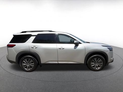Used 2025 Nissan Pathfinder SV image 16